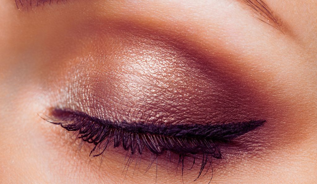 Define the Outer Corner on eye for makeup