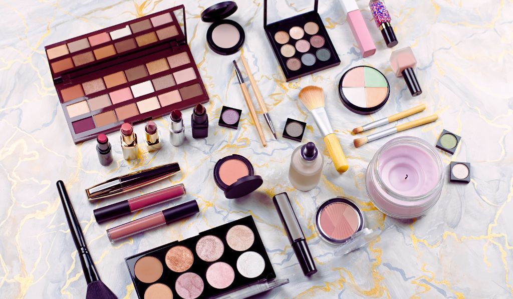 Essential Products and Tools for Eyes makeup